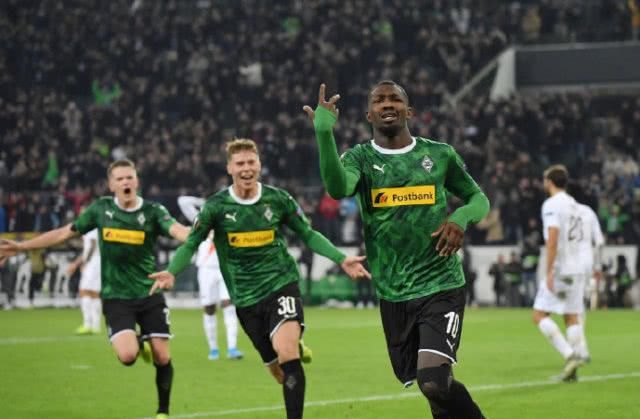 学校操场上 学校操场上